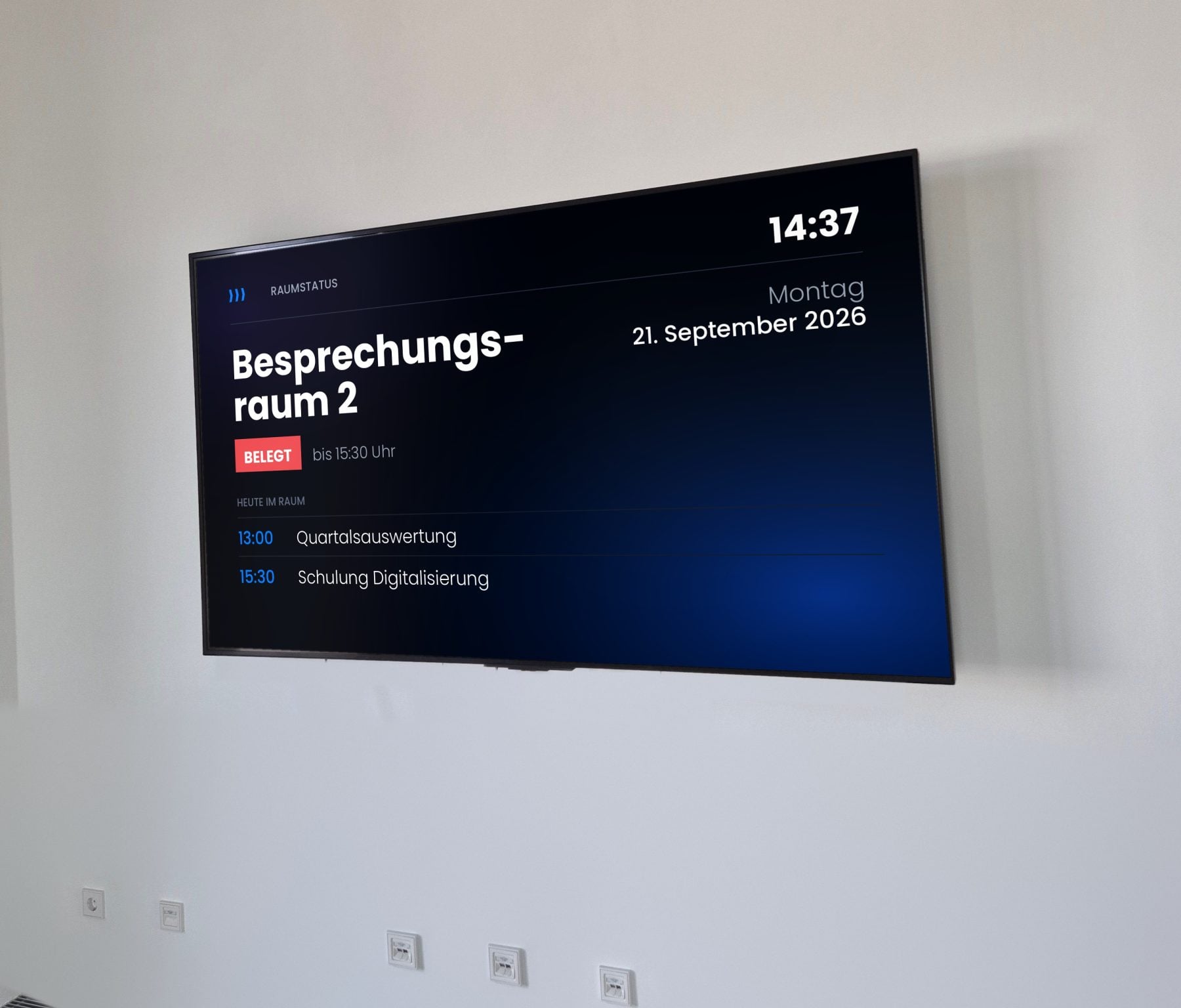 Samsung QM98C im Besprechungsraum 2