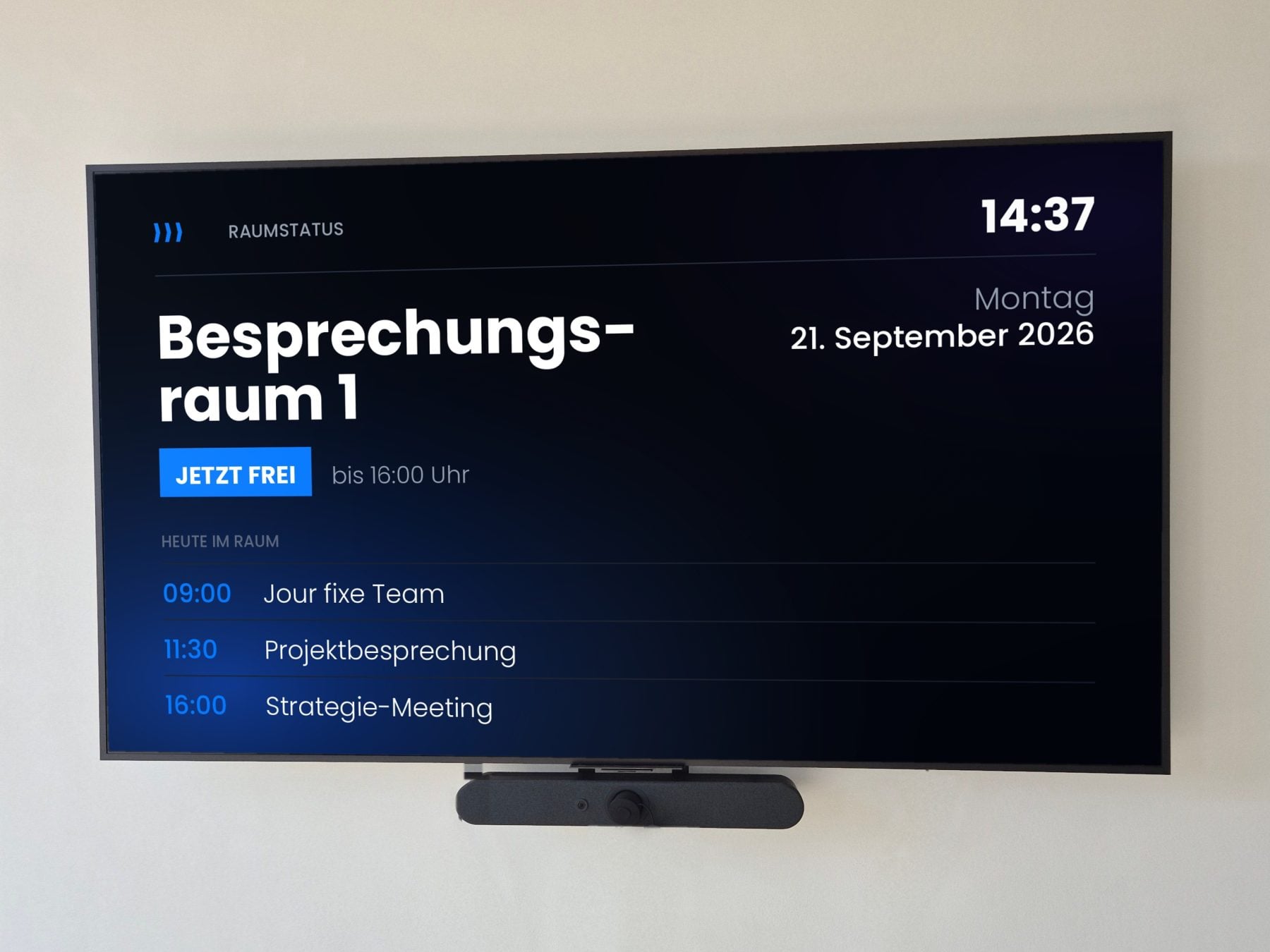 Samsung QM98C mit Logitech Rally Bar Mini im Besprechungsraum 1