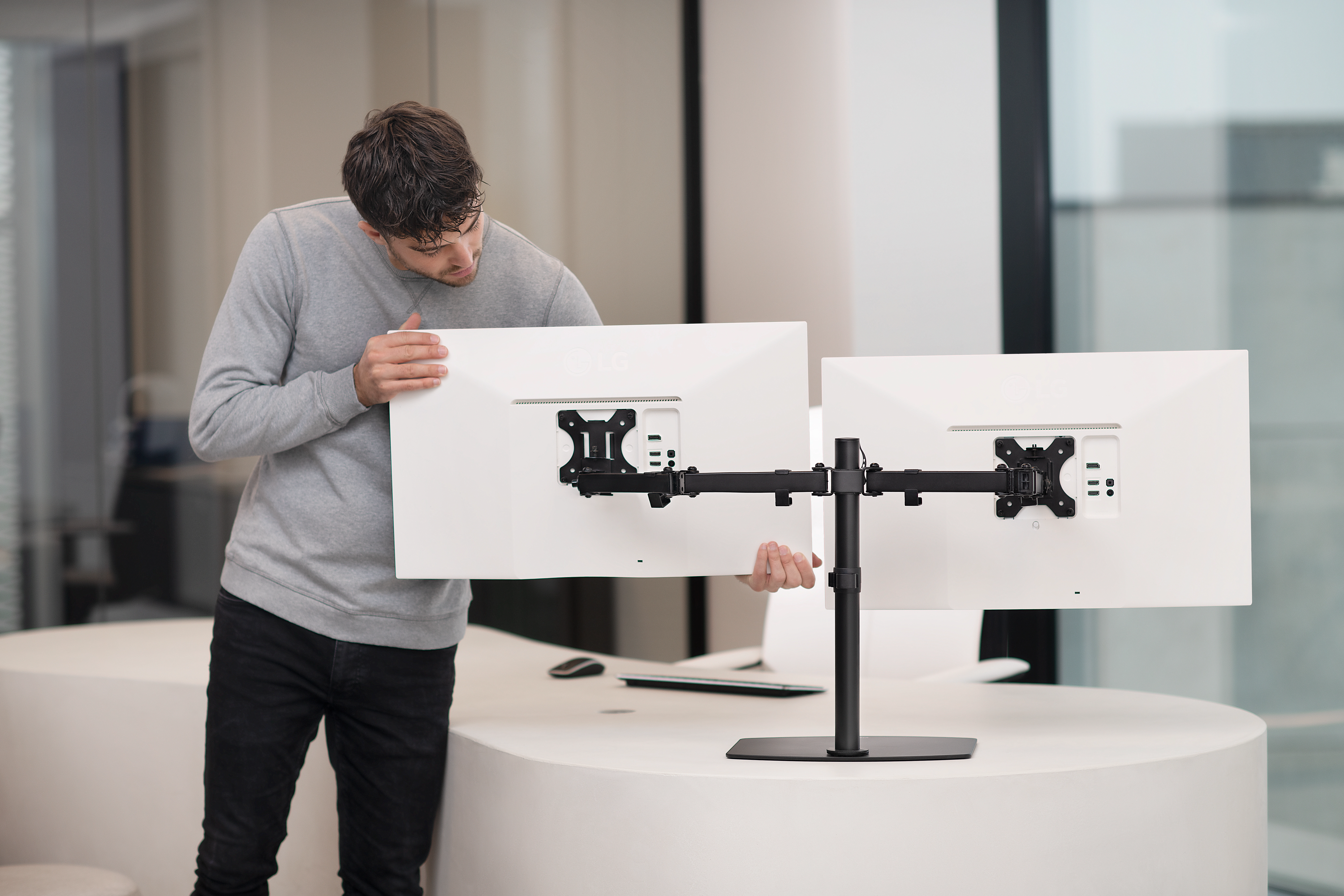 Vision VFM-DSDB - Doppel-Bildschirm-Schreibtischständer - 2× 13-32" - VESA 75x75/100x100 - 2× 8 kg - Doppelschwenkarm - schwarz