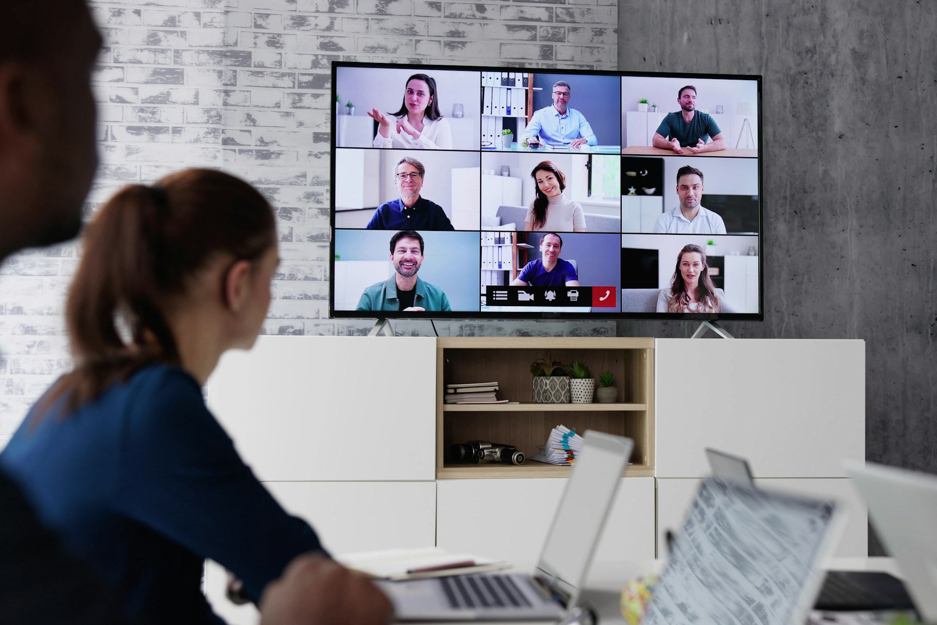 Microsoft Teams Room und Zoom Rooms Lösungen mittels Appliance-fähigen Geräten wie der Logitech Rally Familie oder OPS-PCs