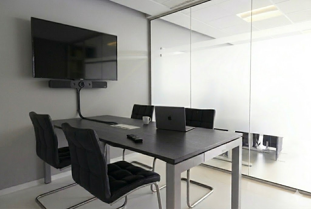 Kompaktes Videokonferenz-Setup für Huddle Rooms mit Weitwinkel-Kamera und Plug-and-Play USB-Anschluss