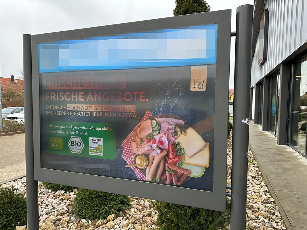 Warum das richtige Display im Schaufenster Geld spart