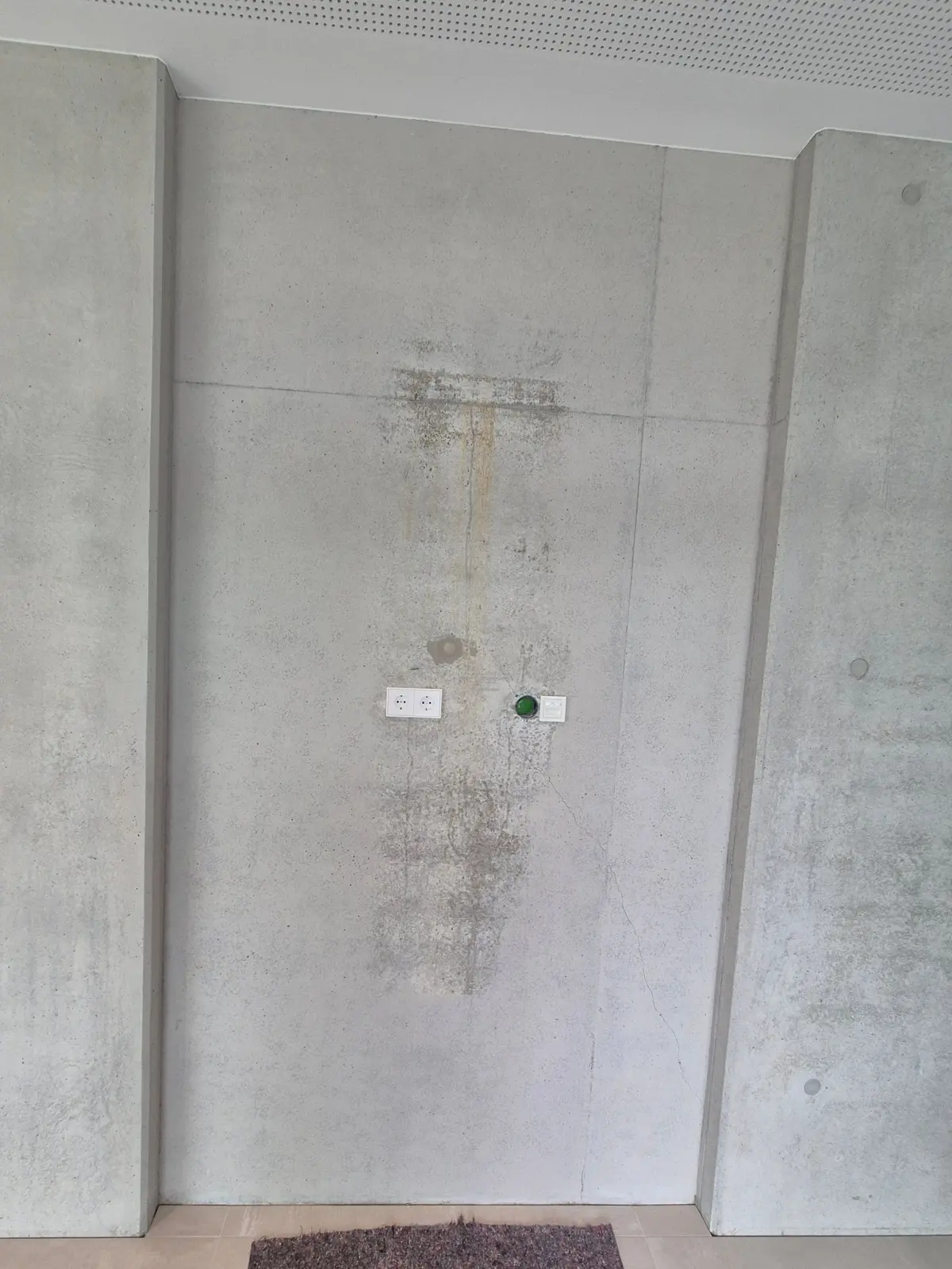 Dieselbe Betonnische vor der Montage: Sichtbeton mit Anschlussdosen