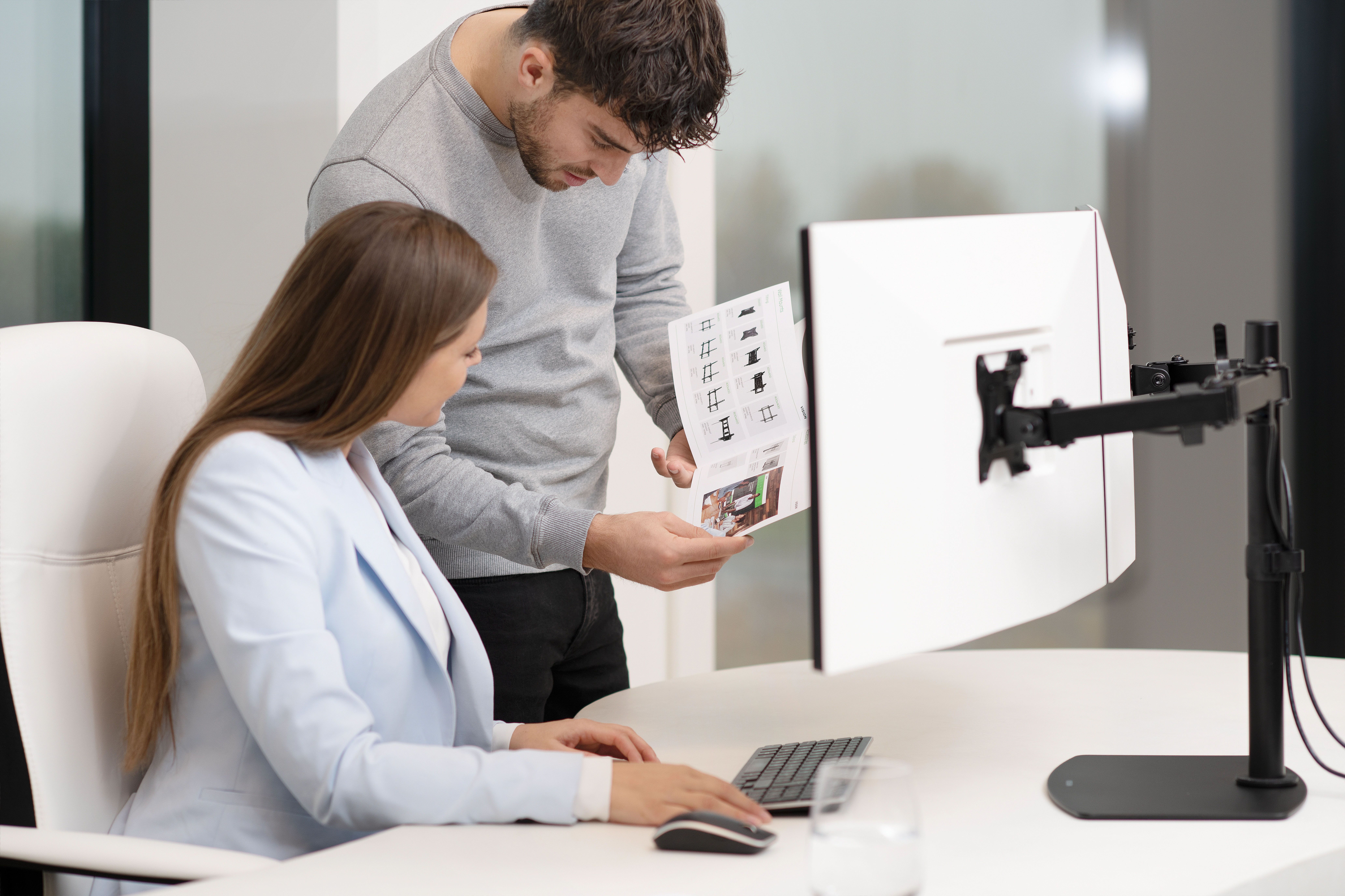 Vision VFM-DSDB - Doppel-Bildschirm-Schreibtischständer - 2× 13-32" - VESA 75x75/100x100 - 2× 8 kg - Doppelschwenkarm - schwarz
