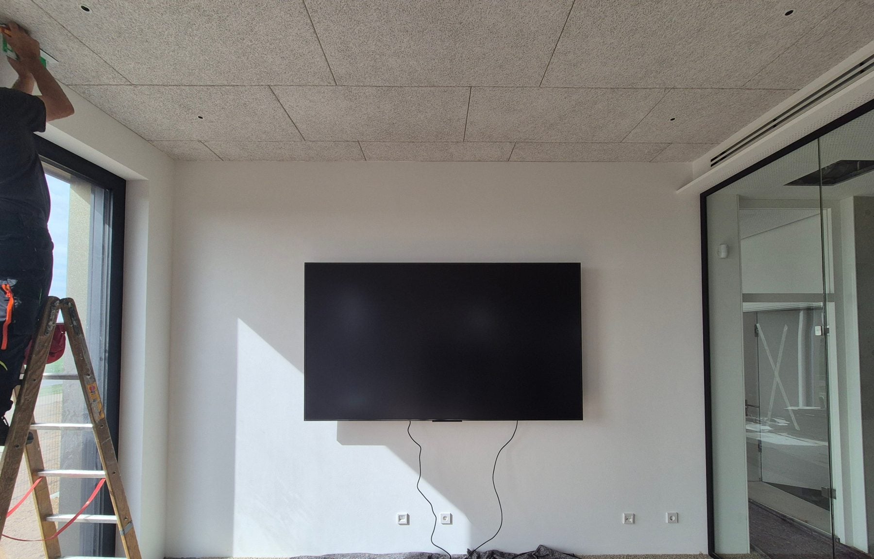 Montage des Samsung QM98C im Besprechungsraum